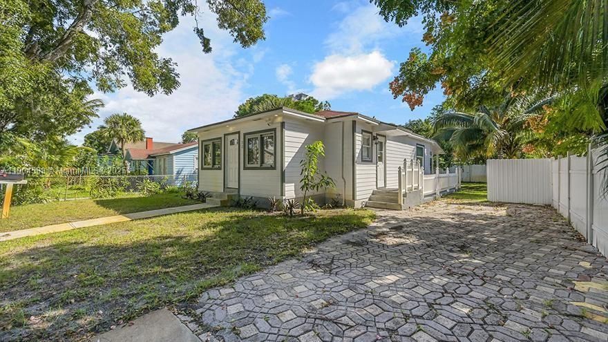 For Sale: $450,000 (2 beds, 1 baths, 906 Square Feet)