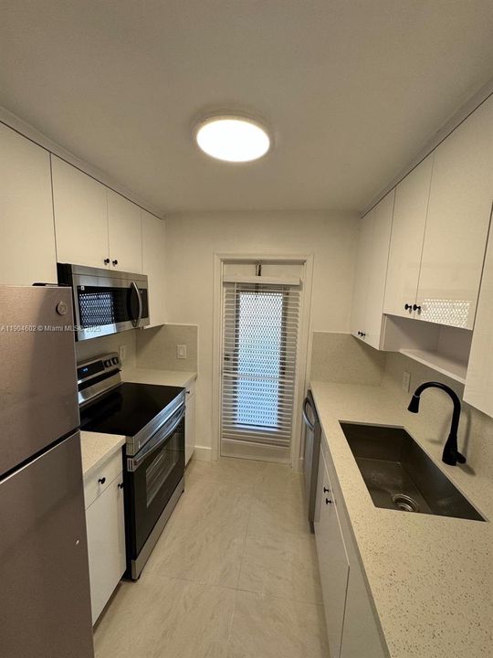 For Rent: $1,850 (1 beds, 1 baths, 700 Square Feet)