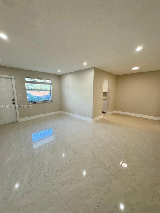 For Rent: $1,850 (1 beds, 1 baths, 700 Square Feet)