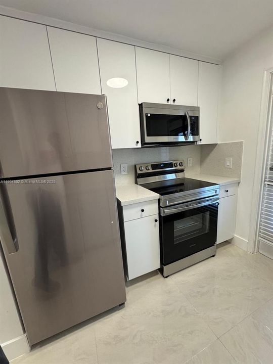 For Rent: $1,850 (1 beds, 1 baths, 700 Square Feet)