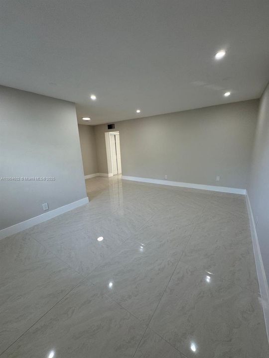 For Rent: $1,850 (1 beds, 1 baths, 700 Square Feet)