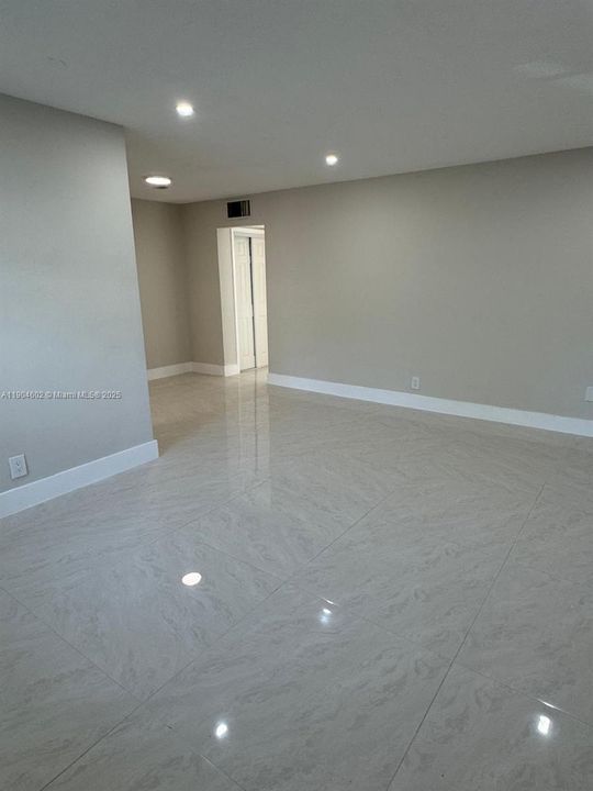 For Rent: $1,850 (1 beds, 1 baths, 700 Square Feet)