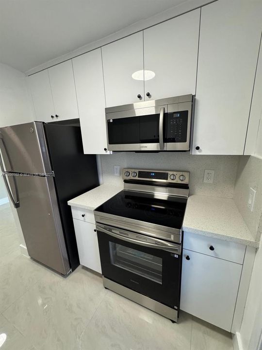 For Rent: $1,850 (1 beds, 1 baths, 700 Square Feet)