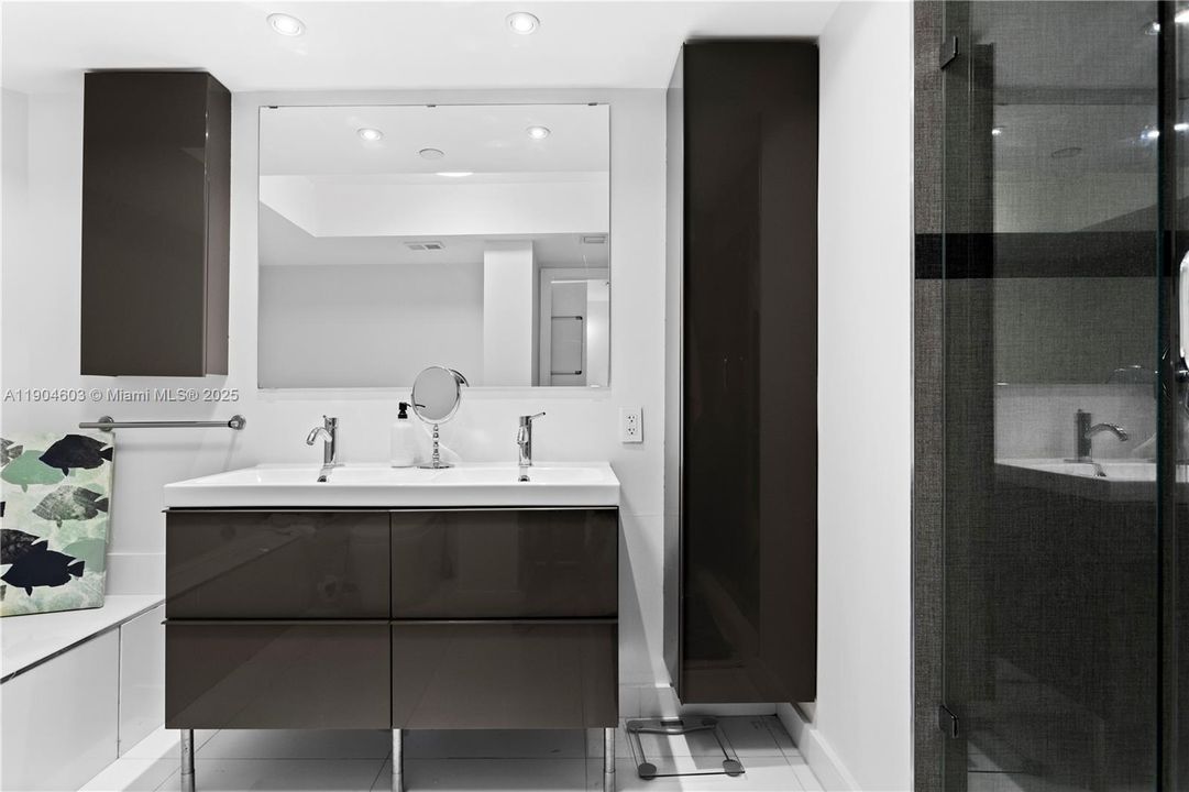 For Rent: $5,650 (2 beds, 2 baths, 1350 Square Feet)