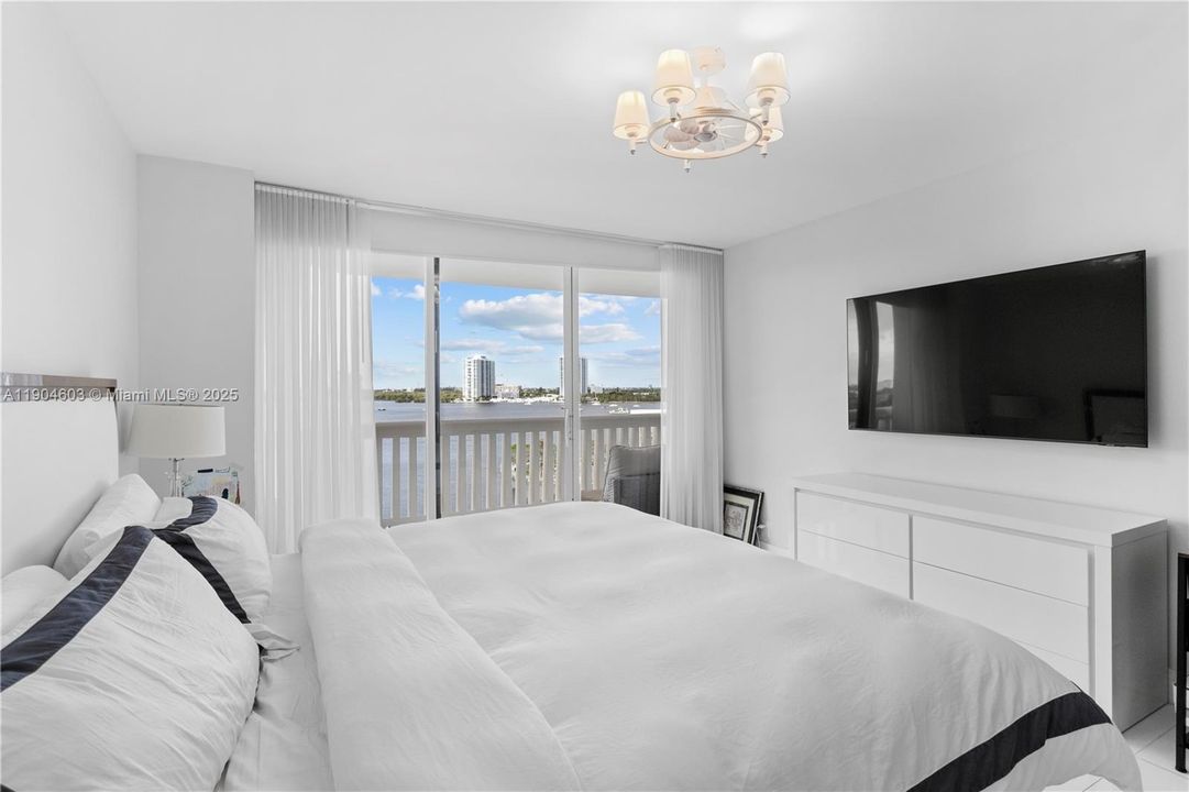 For Rent: $5,650 (2 beds, 2 baths, 1350 Square Feet)