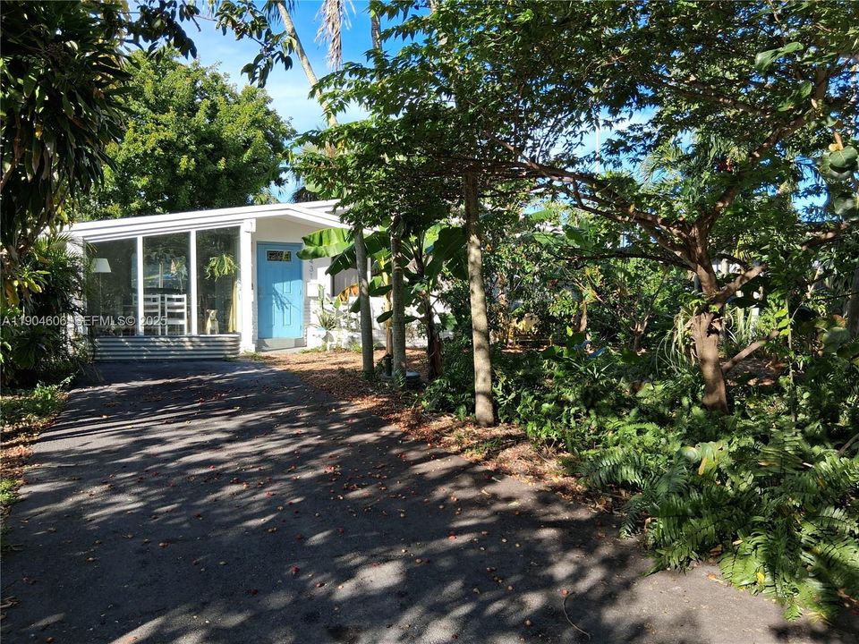 For Sale: $518,000 (3 beds, 2 baths, 750 Square Feet)