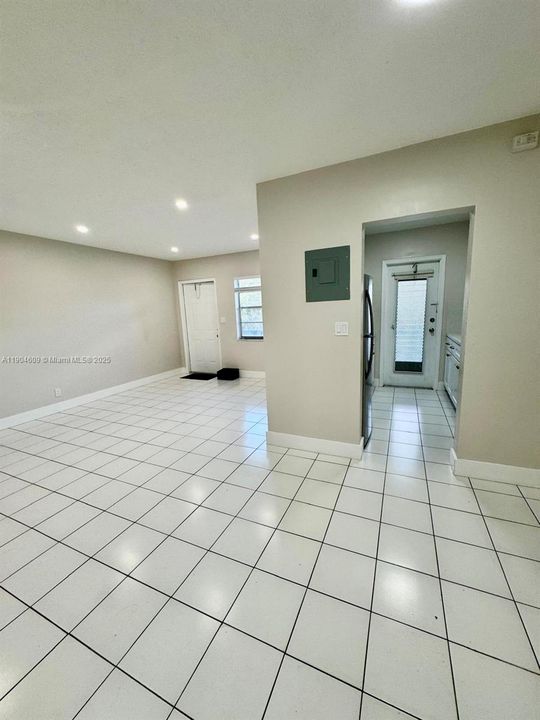 出租: $1,825 (1 贝兹, 1 浴室, 700 平方英尺)