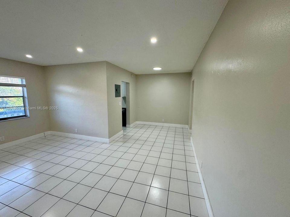 出租: $1,825 (1 贝兹, 1 浴室, 700 平方英尺)