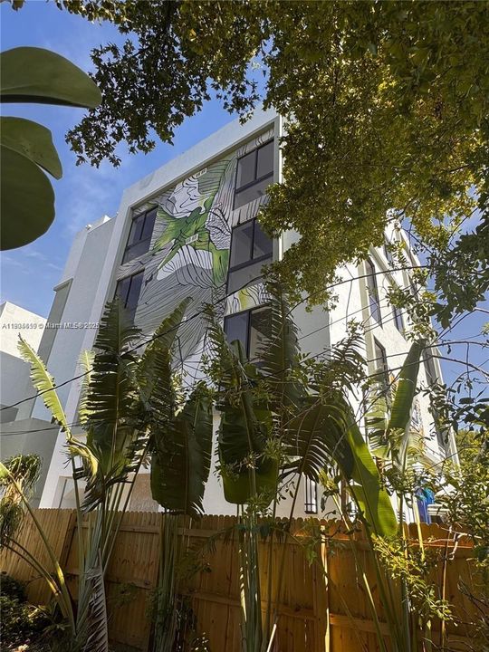 Active With Contract: $2,100 (1 beds, 1 baths, 570 Square Feet)