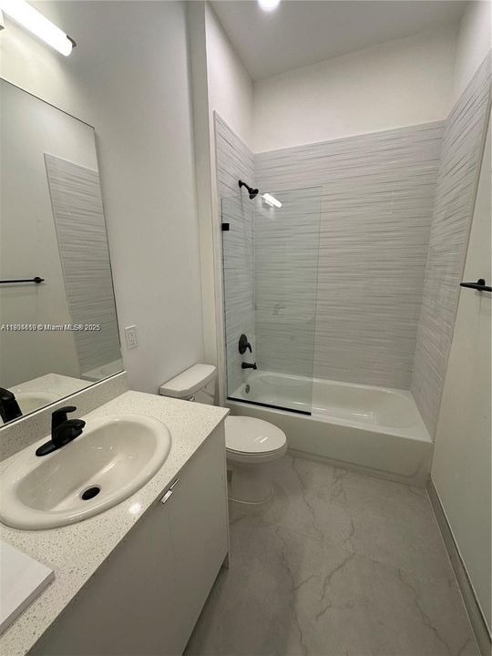 Active With Contract: $2,100 (1 beds, 1 baths, 570 Square Feet)