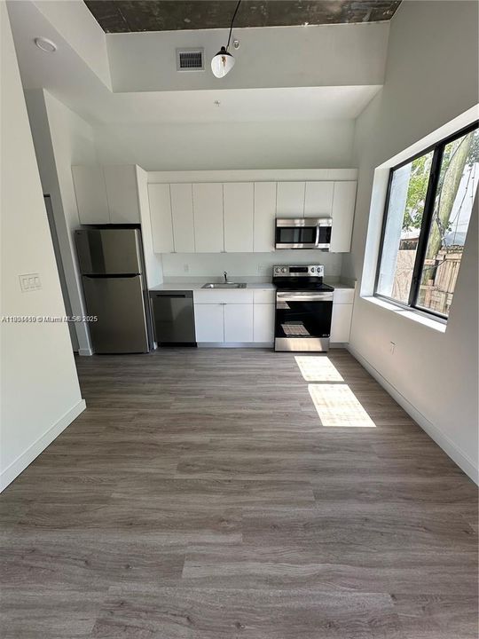 Active With Contract: $2,100 (1 beds, 1 baths, 570 Square Feet)