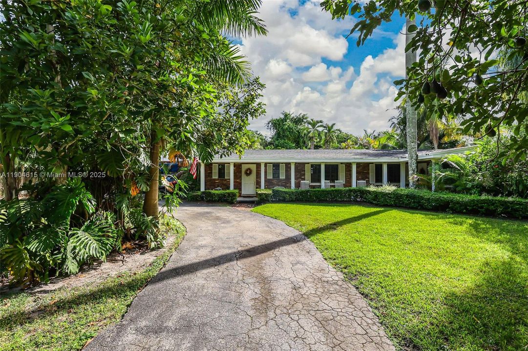 For Sale: $2,550,000 (4 beds, 3 baths, 3913 Square Feet)