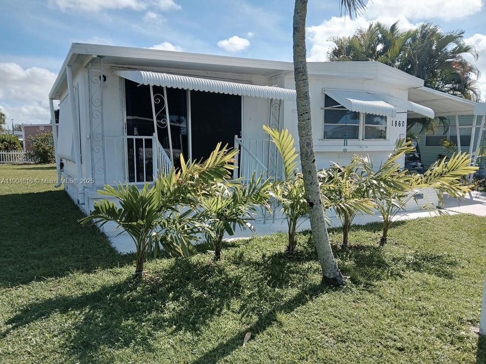 For Sale: $147,000 (2 beds, 1 baths, 698 Square Feet)