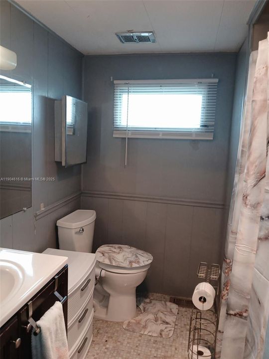 For Sale: $147,000 (2 beds, 1 baths, 698 Square Feet)