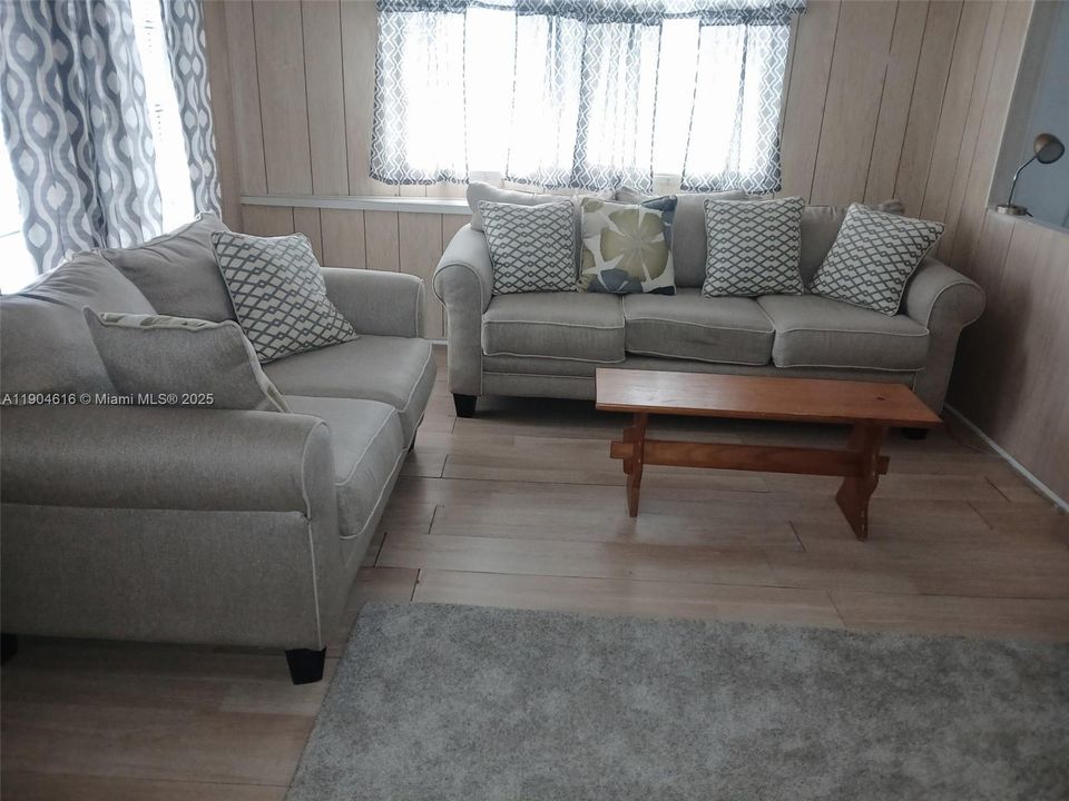 For Sale: $147,000 (2 beds, 1 baths, 698 Square Feet)