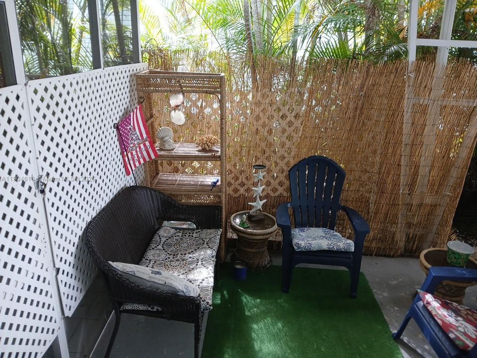 For Sale: $147,000 (2 beds, 1 baths, 698 Square Feet)