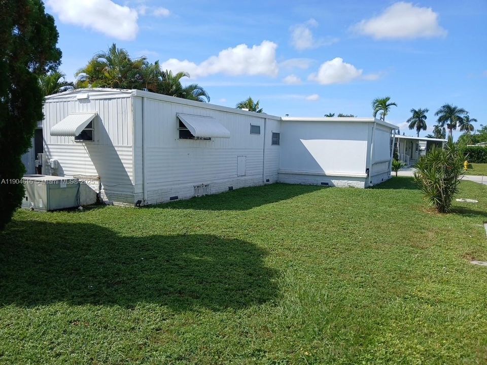 For Sale: $147,000 (2 beds, 1 baths, 698 Square Feet)