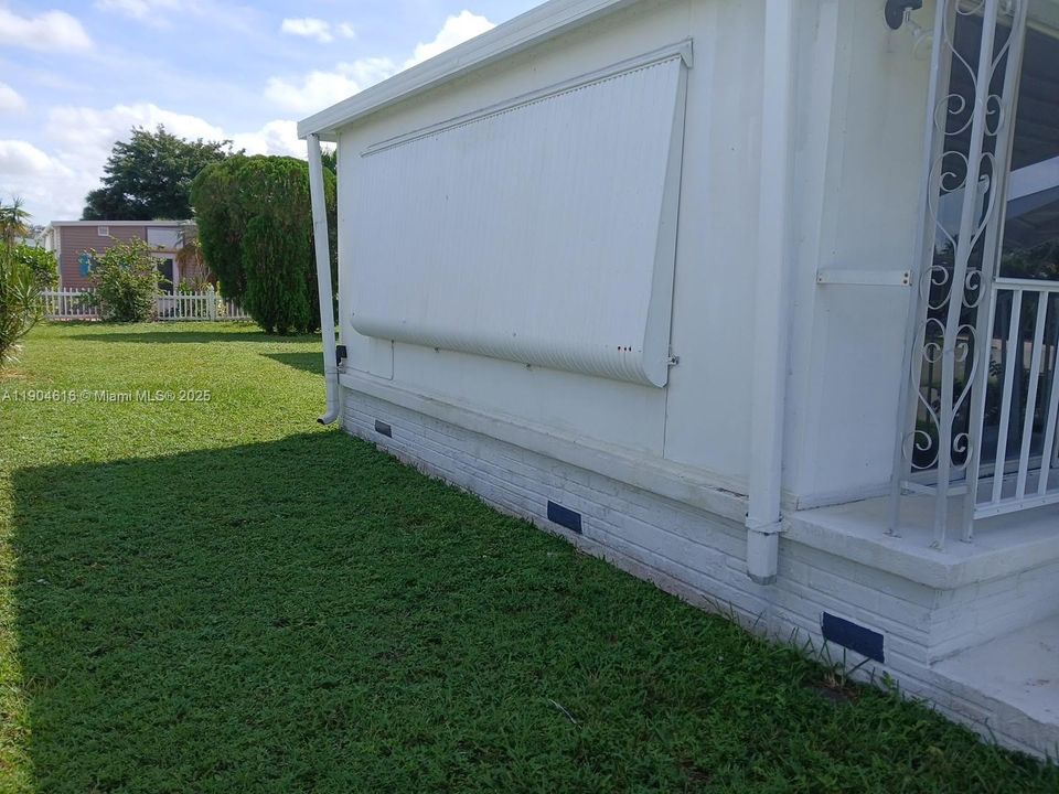 For Sale: $147,000 (2 beds, 1 baths, 698 Square Feet)