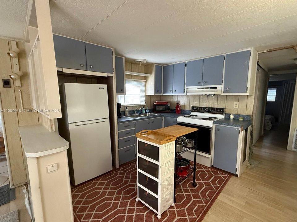 For Sale: $147,000 (2 beds, 1 baths, 698 Square Feet)