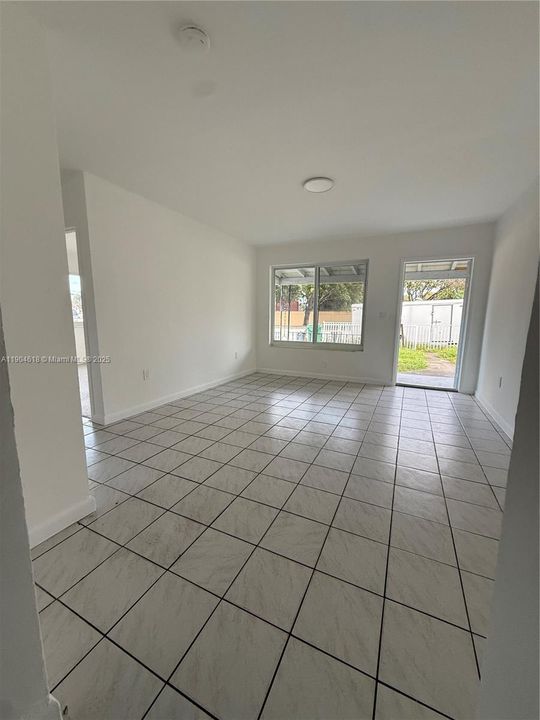 出租: $2,450 (2 贝兹, 1 浴室, 725 平方英尺)