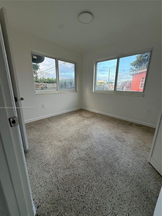 出租: $2,450 (2 贝兹, 1 浴室, 725 平方英尺)