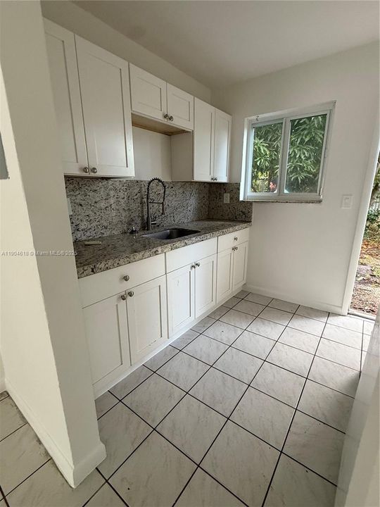 出租: $2,450 (2 贝兹, 1 浴室, 725 平方英尺)