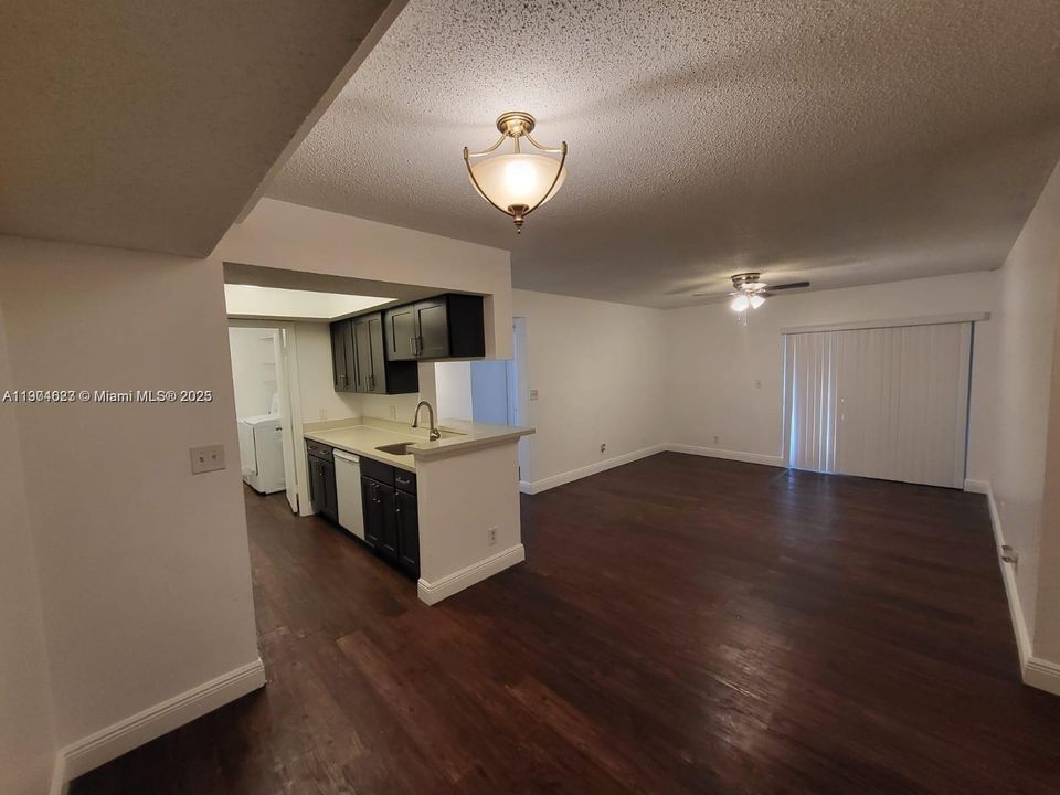 For Rent: $2,200 (2 beds, 2 baths, 1030 Square Feet)