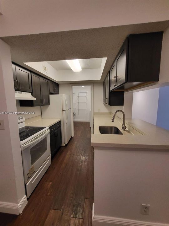 For Rent: $2,200 (2 beds, 2 baths, 1030 Square Feet)