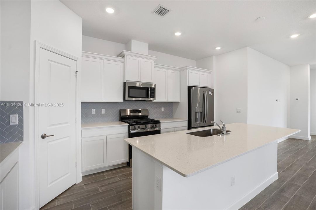 出租: $3,400 (3 贝兹, 2 浴室, 1758 平方英尺)