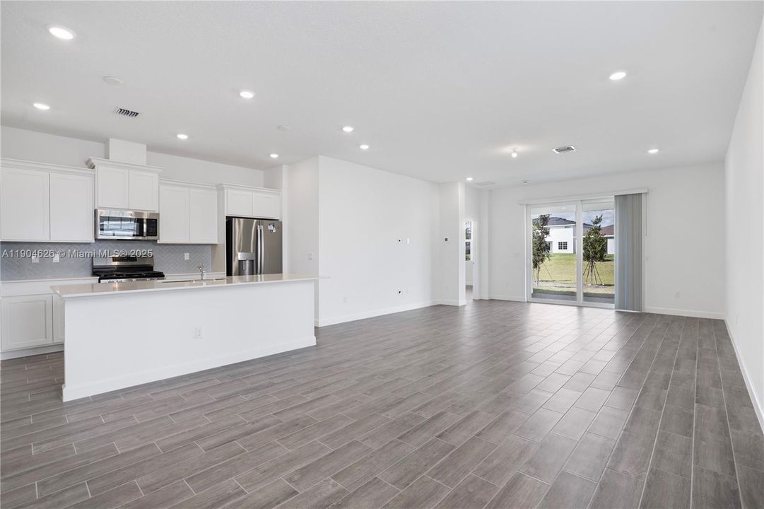 出租: $3,400 (3 贝兹, 2 浴室, 1758 平方英尺)