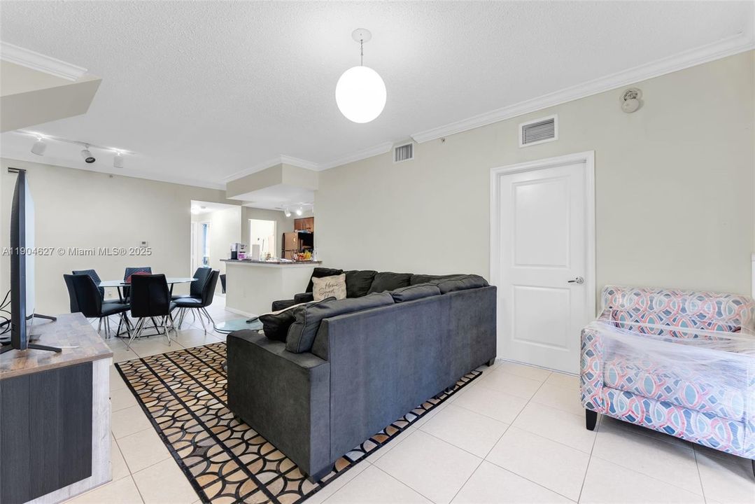 出租: $2,950 (3 贝兹, 2 浴室, 1315 平方英尺)