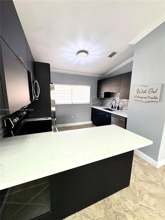 For Rent: $2,250 (2 beds, 2 baths, 925 Square Feet)