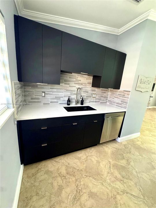 For Rent: $2,250 (2 beds, 2 baths, 925 Square Feet)