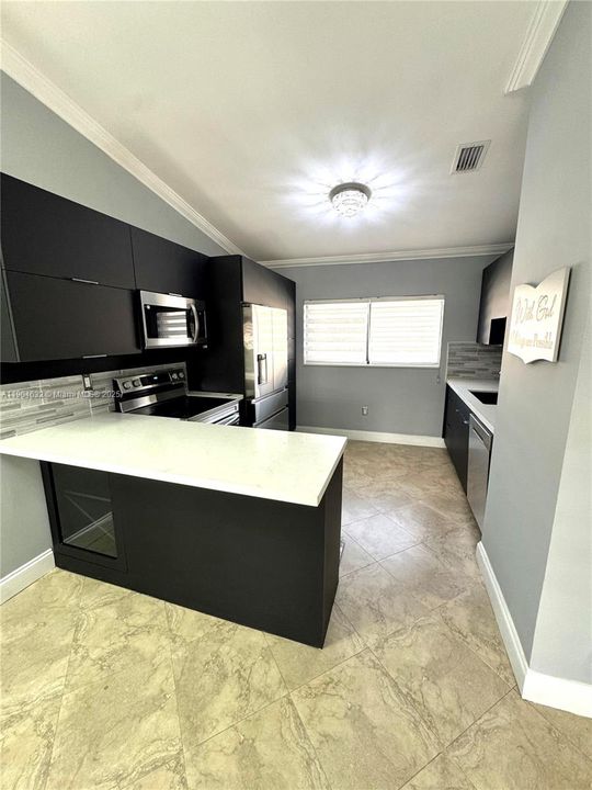 For Rent: $2,250 (2 beds, 2 baths, 925 Square Feet)