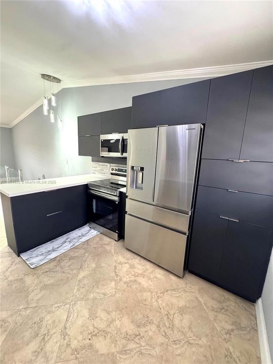 For Rent: $2,250 (2 beds, 2 baths, 925 Square Feet)