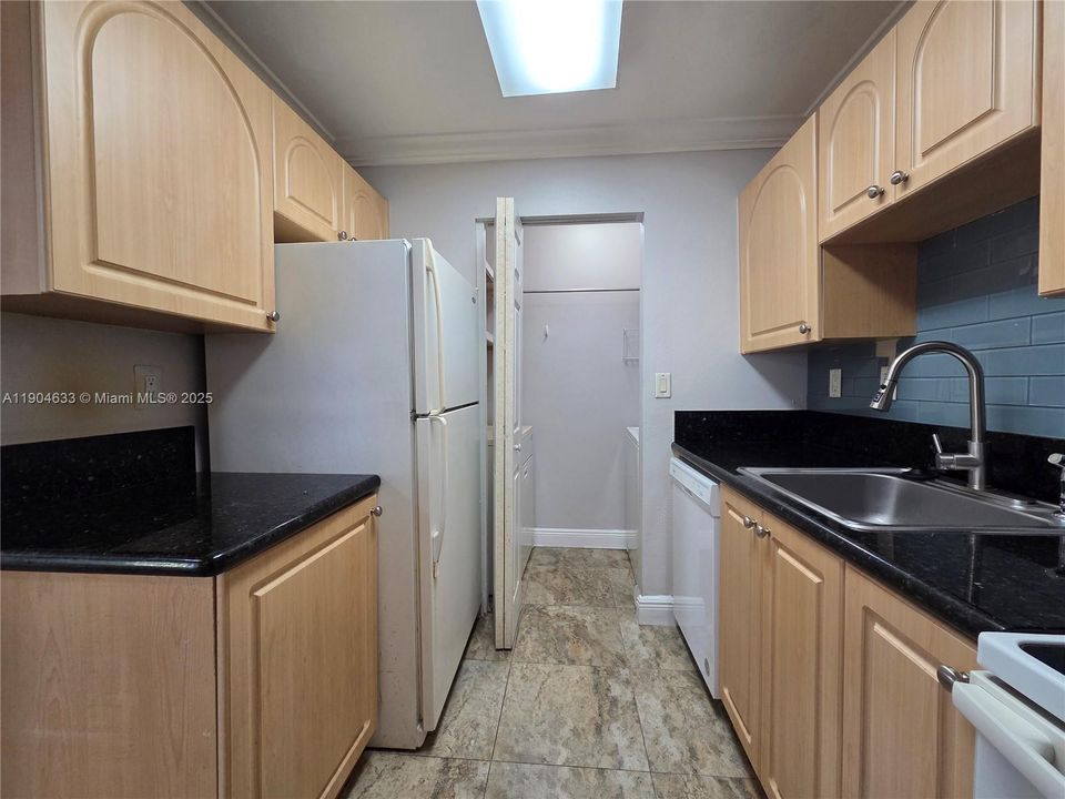 For Rent: $2,000 (2 beds, 2 baths, 1050 Square Feet)