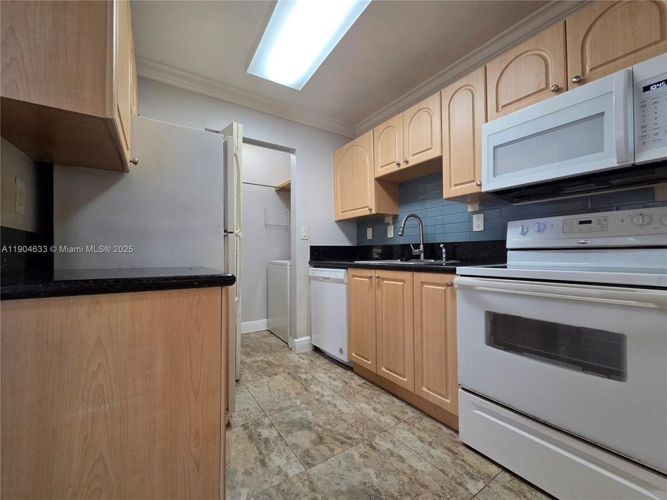 For Rent: $2,000 (2 beds, 2 baths, 1050 Square Feet)