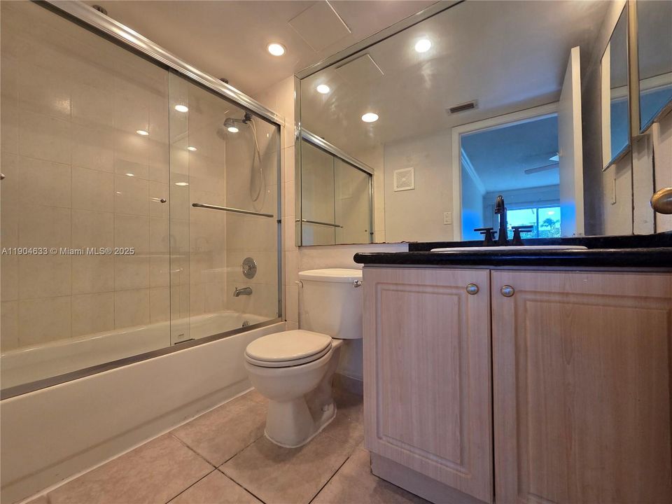 For Rent: $2,000 (2 beds, 2 baths, 1050 Square Feet)