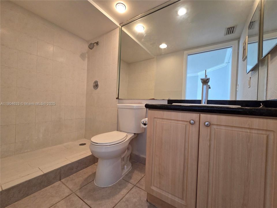 For Rent: $2,000 (2 beds, 2 baths, 1050 Square Feet)