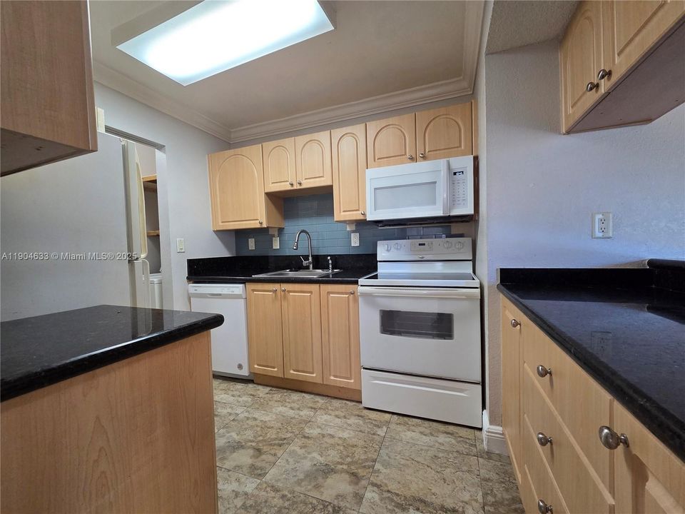 For Rent: $2,000 (2 beds, 2 baths, 1050 Square Feet)