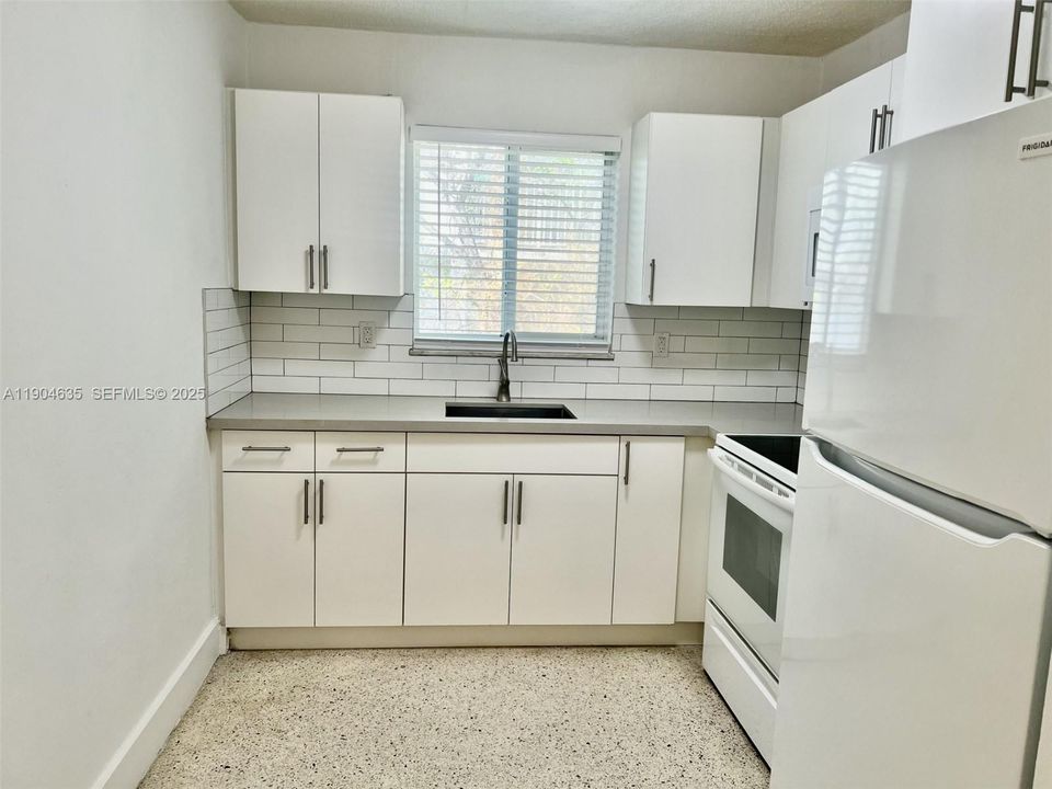 For Rent: $1,950 (2 beds, 1 baths, 675 Square Feet)