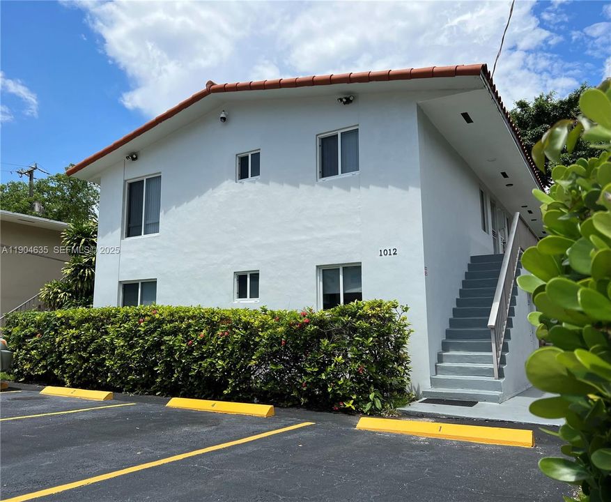 For Rent: $1,950 (2 beds, 1 baths, 675 Square Feet)