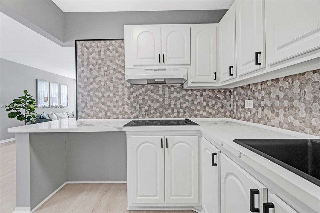 For Sale: $254,900 (1 beds, 1 baths, 700 Square Feet)