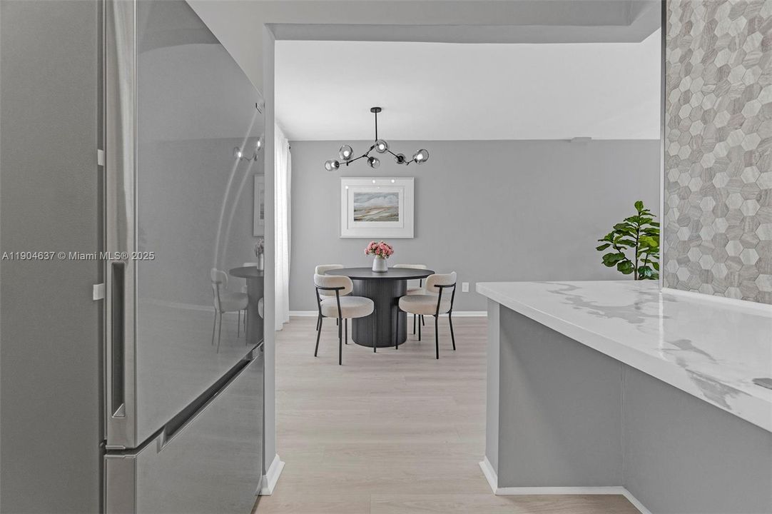 For Sale: $254,900 (1 beds, 1 baths, 700 Square Feet)