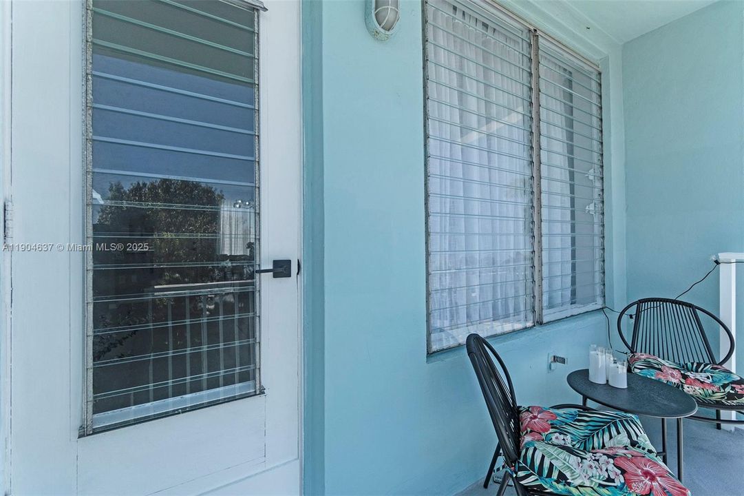 For Sale: $254,900 (1 beds, 1 baths, 700 Square Feet)