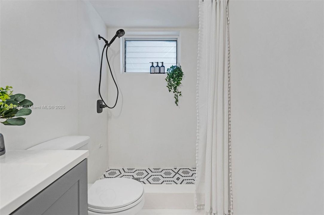 For Sale: $254,900 (1 beds, 1 baths, 700 Square Feet)