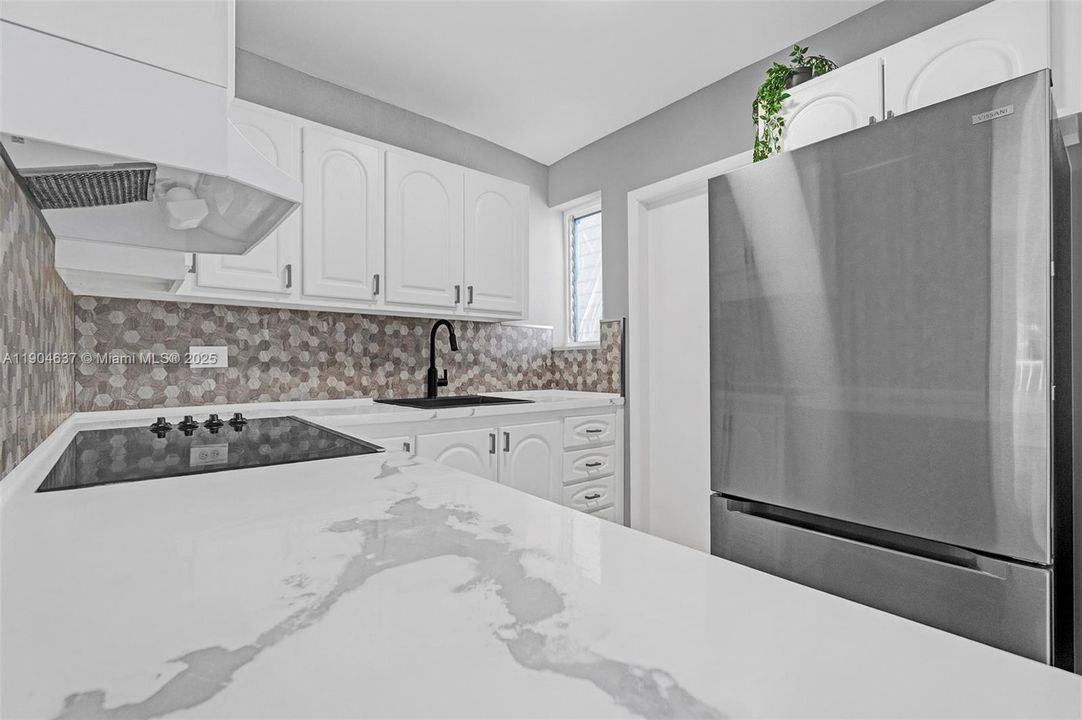 For Sale: $254,900 (1 beds, 1 baths, 700 Square Feet)