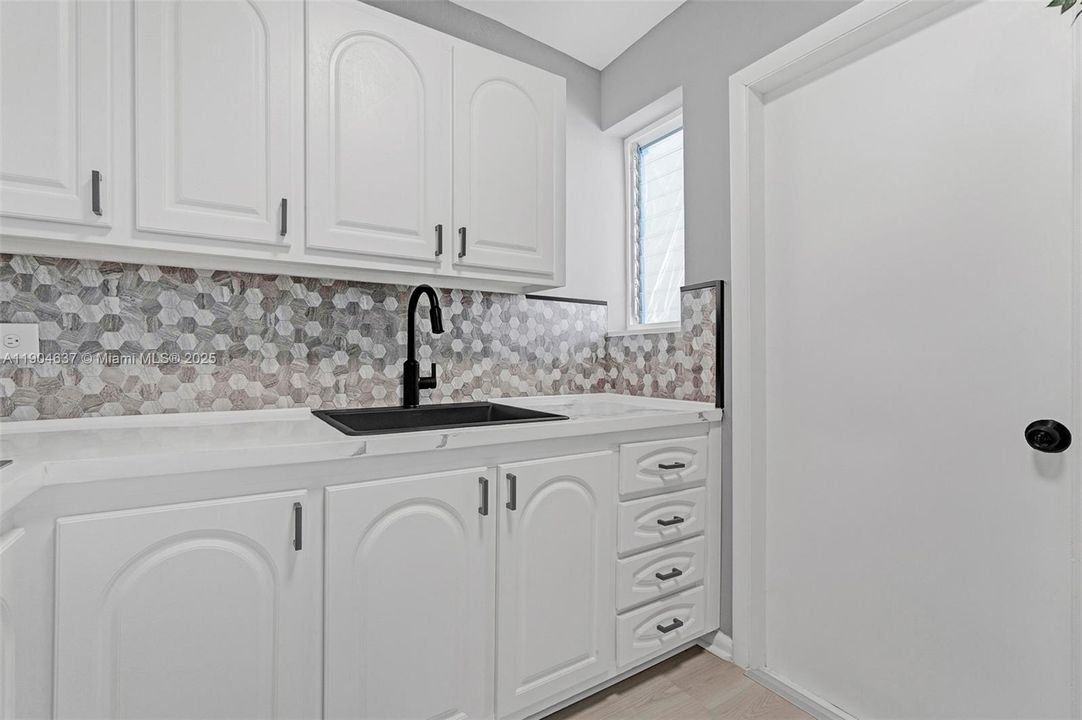 For Sale: $254,900 (1 beds, 1 baths, 700 Square Feet)