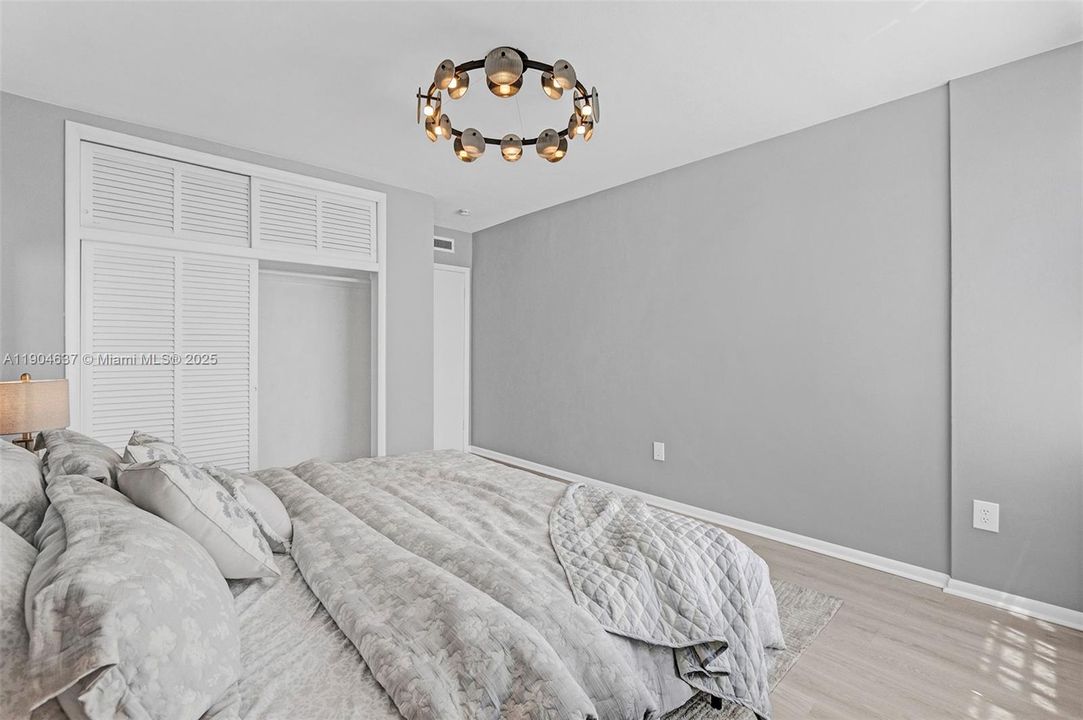 For Sale: $254,900 (1 beds, 1 baths, 700 Square Feet)