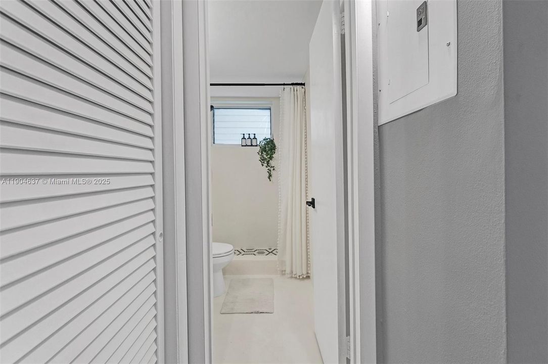 For Sale: $254,900 (1 beds, 1 baths, 700 Square Feet)